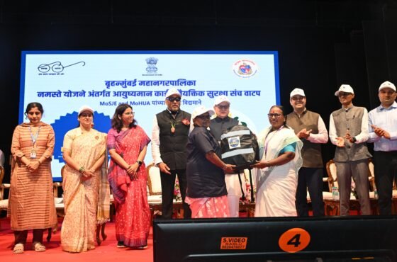 Maharashtra Governor and dignitaries at TB Free Mumbai health camp for women waste pickers